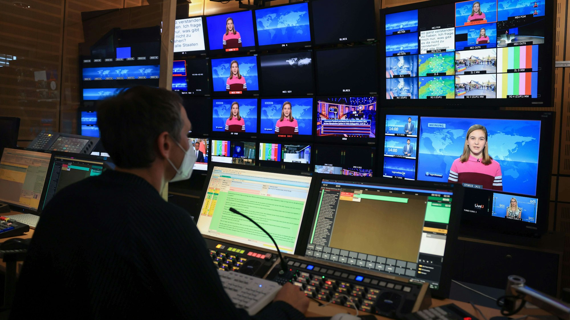 Blick in den Regieraum, während Ella, eine 12-jährige Schülerin, im „Tagesthemen“-Studio am 04.04.2022 ihren Kommentar einspricht. Ella präsentierte den traditionellen Kommentar in der ARD-Hauptnachrichtensendung „Tagesthemen“.