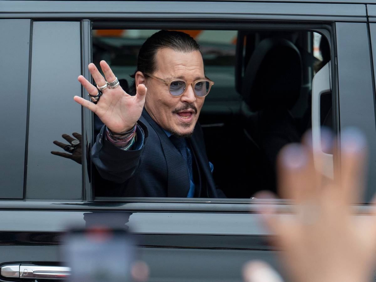 Johnny Depp winkt seinen Unterstützerinnen und Unterstützern vor dem Gerichtsgebäude in Fairfax am 27. Mai 2022 zu.