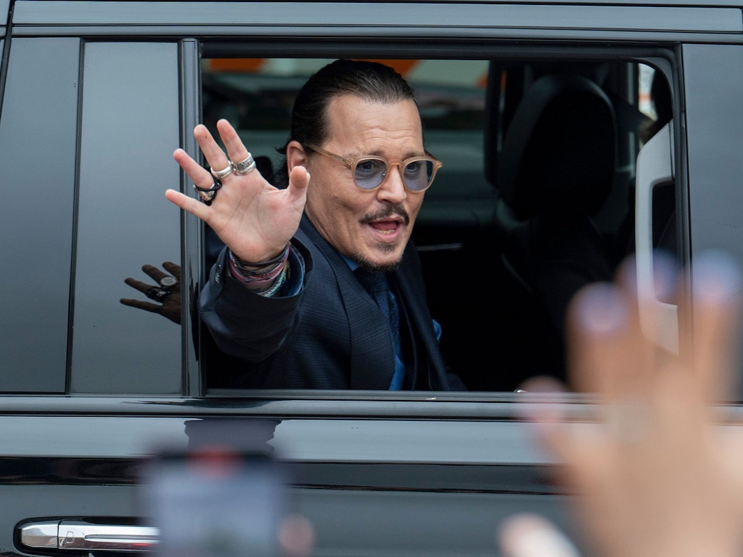 Johnny Depp winkt seinen Unterstützerinnen und Unterstützern vor dem Gerichtsgebäude in Fairfax am 27. Mai 2022 zu.