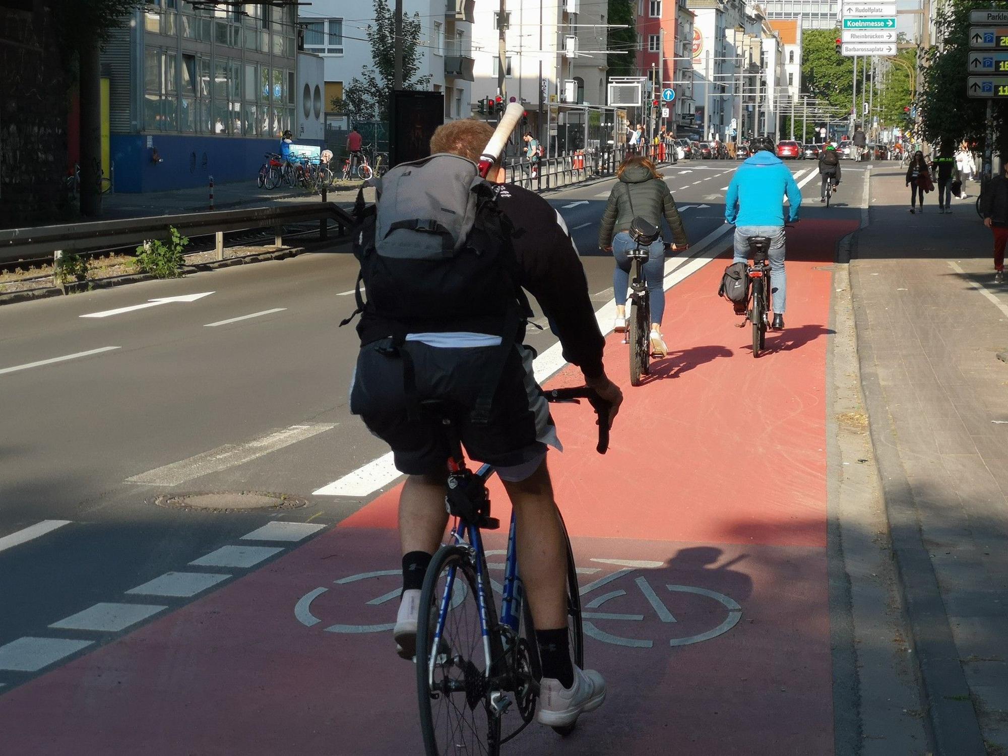 Das Bild zeigt den neuen Radstreifen auf der Richard-Wagner-Straße.