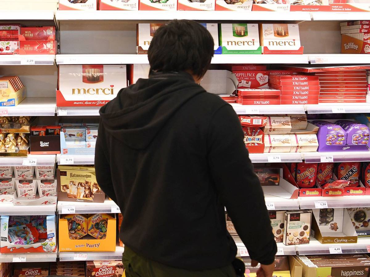 Der beliebte Schoko-Snack wird zurückgerufen. Unser Foto zeigt einen Kunden vor einem Süßigkeiten-Regal.