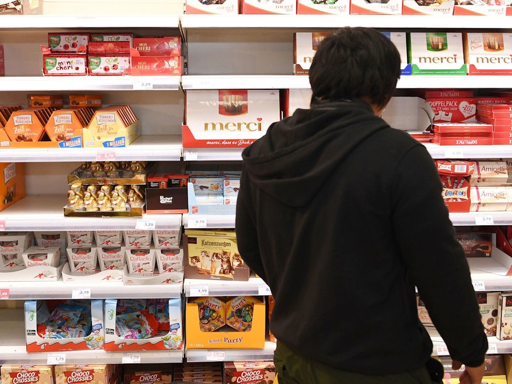 Der beliebte Schoko-Snack wird zurückgerufen. Unser Foto zeigt einen Kunden vor einem Süßigkeiten-Regal.