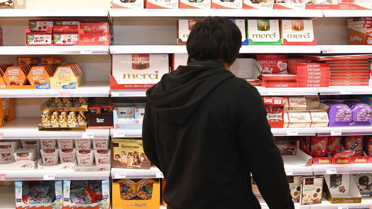 Der beliebte Schoko-Snack wird zurückgerufen. Unser Foto zeigt einen Kunden vor einem Süßigkeiten-Regal.