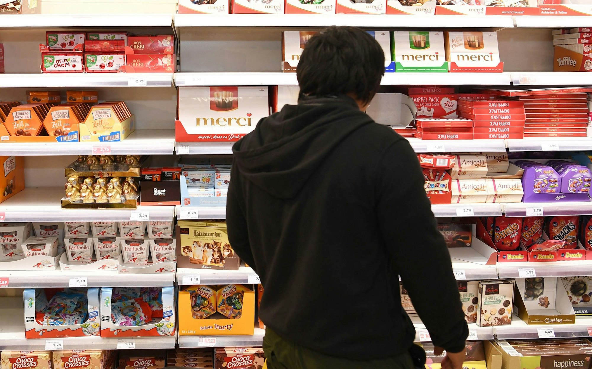 Der beliebte Schoko-Snack wird zurückgerufen. Unser Foto zeigt einen Kunden vor einem Süßigkeiten-Regal.