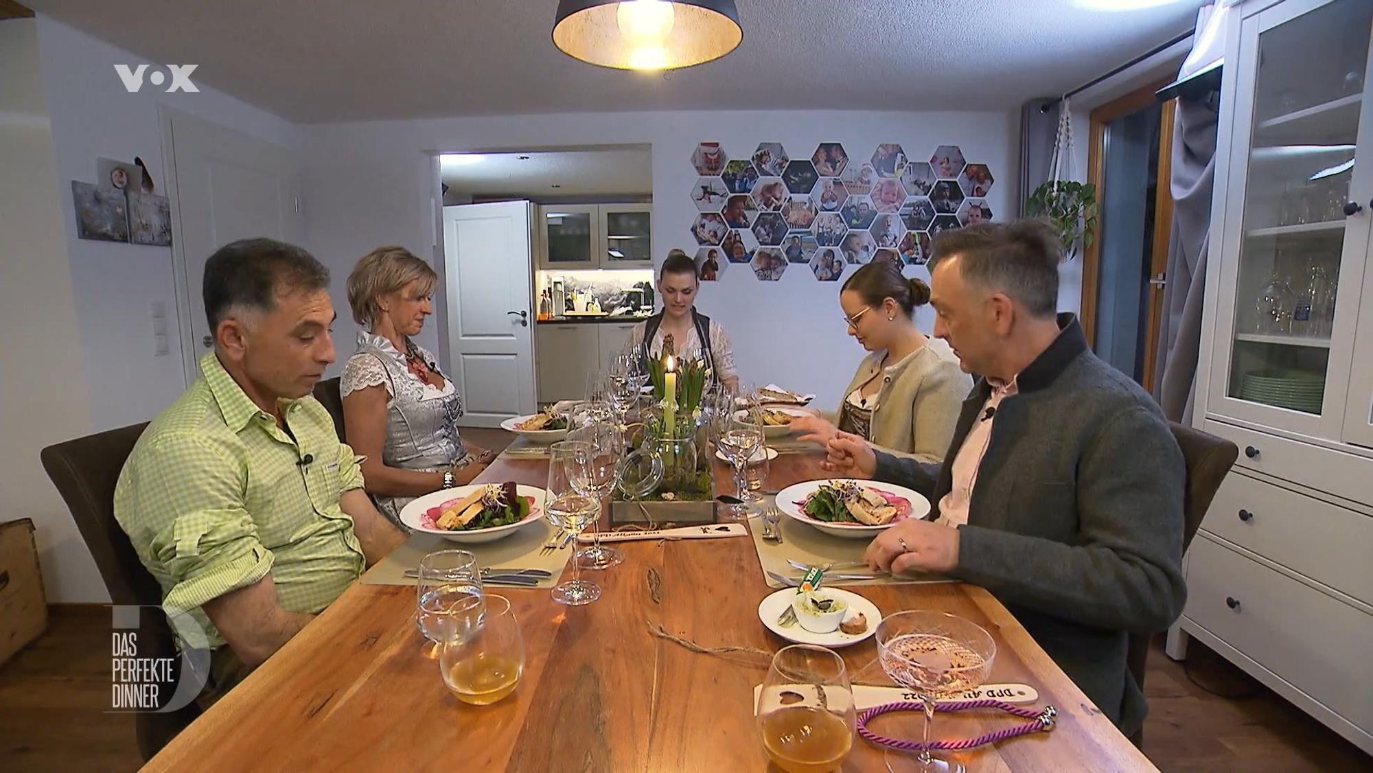 Zum Final-Dinner erschienen alle in Tracht, von links: Shad, Antje, Gastgeberin Steffi, Imke und Alessandro.