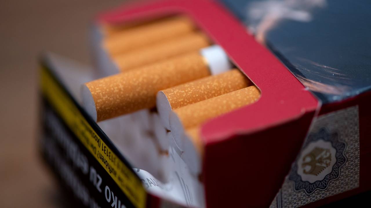 Zigaretten liegen auf einem Tisch.Bei vielen Händlern sind sie bereits nicht mehr zu bekommen, einzelne Verpackungen können nur noch eingeschränkt geliefert werden.