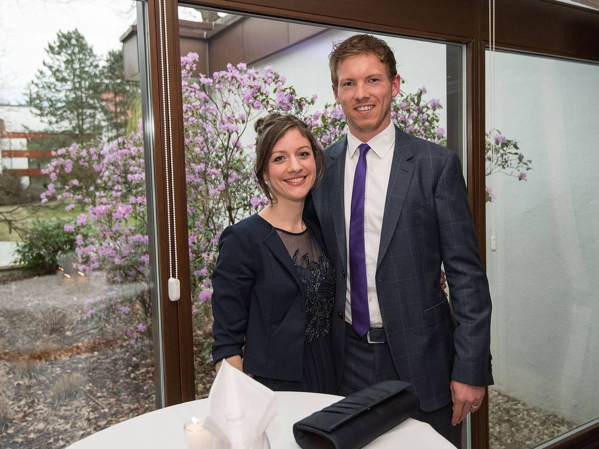 Trainer Julian Nagelsmann posiert mit seiner Freundin Verena.