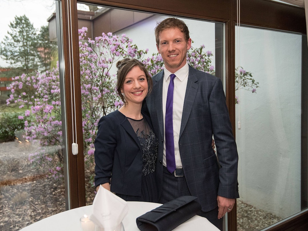 Trainer Julian Nagelsmann posiert mit seiner Freundin Verena.