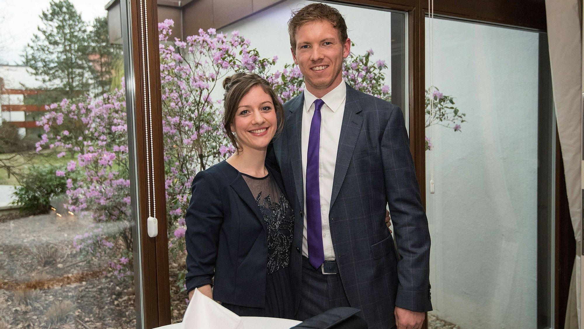 Trainer Julian Nagelsmann posiert mit seiner Freundin Verena.