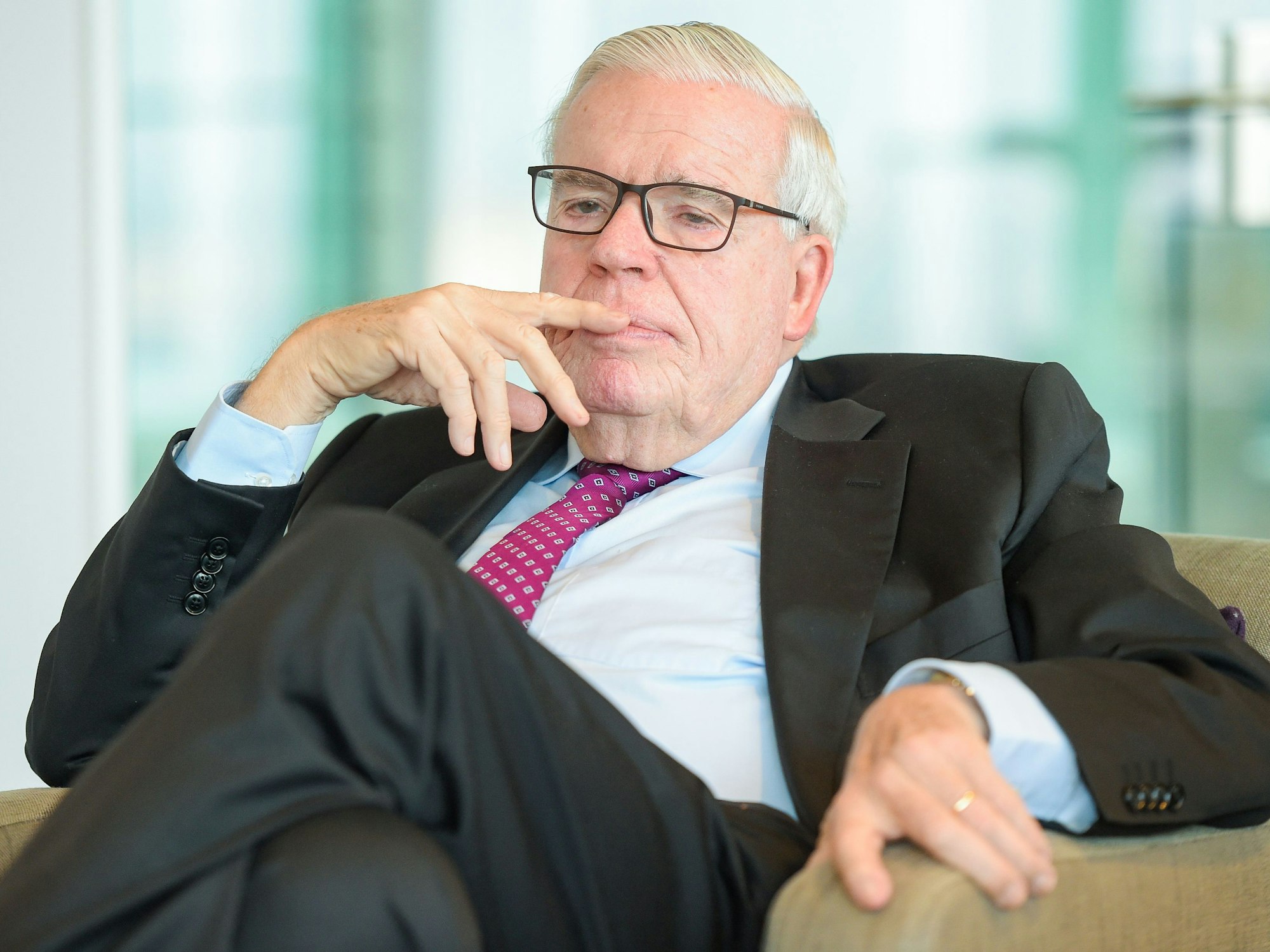 Klaus-Michael Kühne, Mäzen und Präsident des Stiftungsrates der Kühne-Stiftung, sitzt auf der Pressekonferenz zum Logistik-Tag der Kühne-Stiftung.