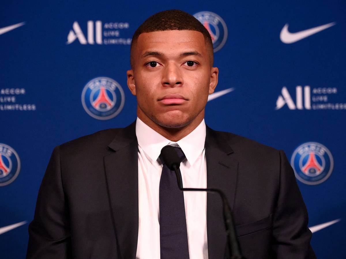 PSG-Stürmer Kylian Mbappé steht nach seiner Vertragsverlängerung auf einer Pressekonferenz den Journalisten Rede und Antwort.