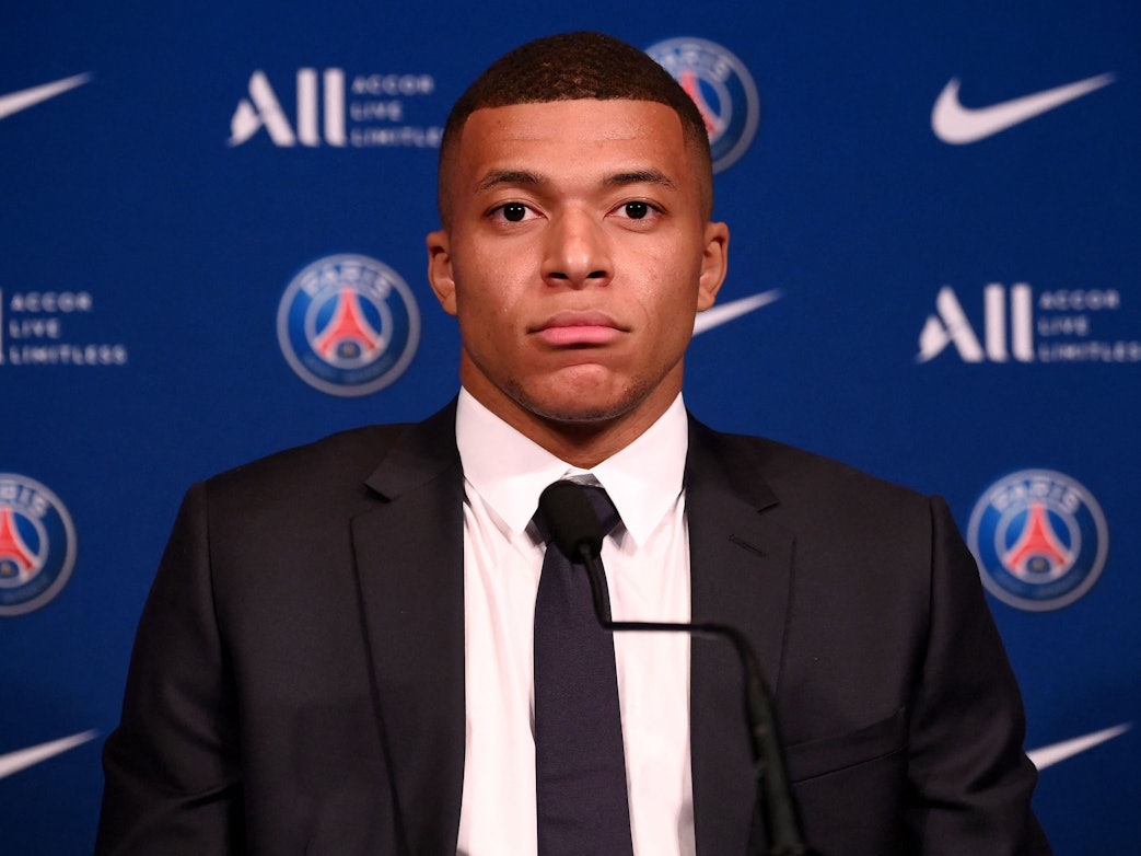 PSG-Stürmer Kylian Mbappé steht nach seiner Vertragsverlängerung auf einer Pressekonferenz den Journalisten Rede und Antwort.