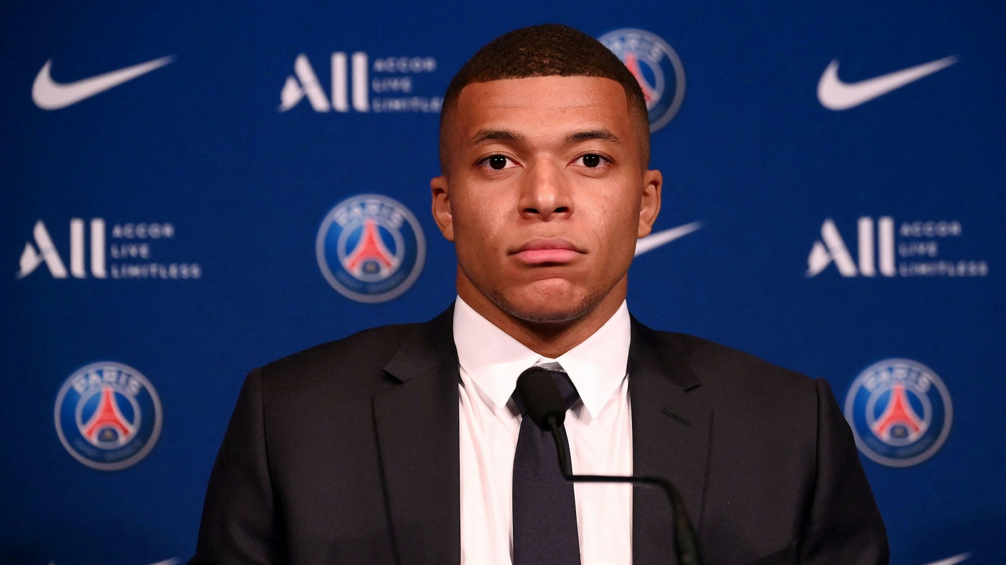 PSG-Stürmer Kylian Mbappé steht nach seiner Vertragsverlängerung auf einer Pressekonferenz den Journalisten Rede und Antwort.