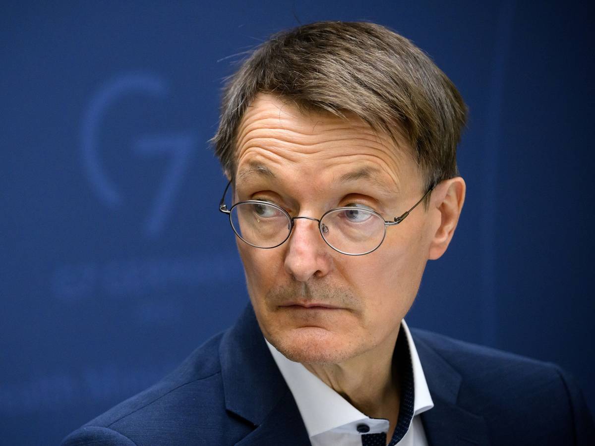 Karl Lauterbach soll eine Kollegin wegen eines „KitKat“-Riegels in einer Videokonferenz getadelt haben. Unser Foto zeigt Lauterbach Mitte Mai bei einer Pressekonferenz.