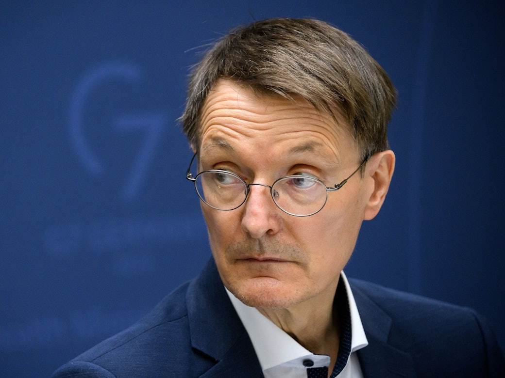 Karl Lauterbach soll eine Kollegin wegen eines „KitKat“-Riegels in einer Videokonferenz getadelt haben. Unser Foto zeigt Lauterbach Mitte Mai bei einer Pressekonferenz.