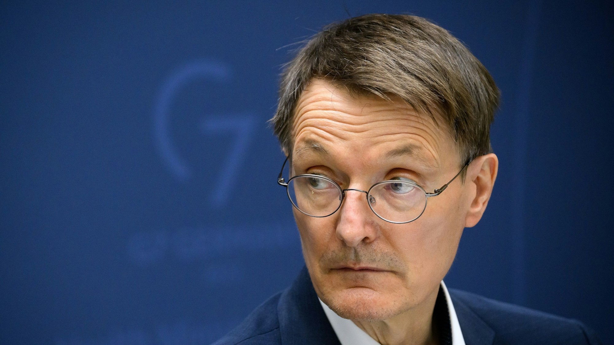 Karl Lauterbach soll eine Kollegin wegen eines „KitKat“-Riegels in einer Videokonferenz getadelt haben. Unser Foto zeigt Lauterbach Mitte Mai bei einer Pressekonferenz.