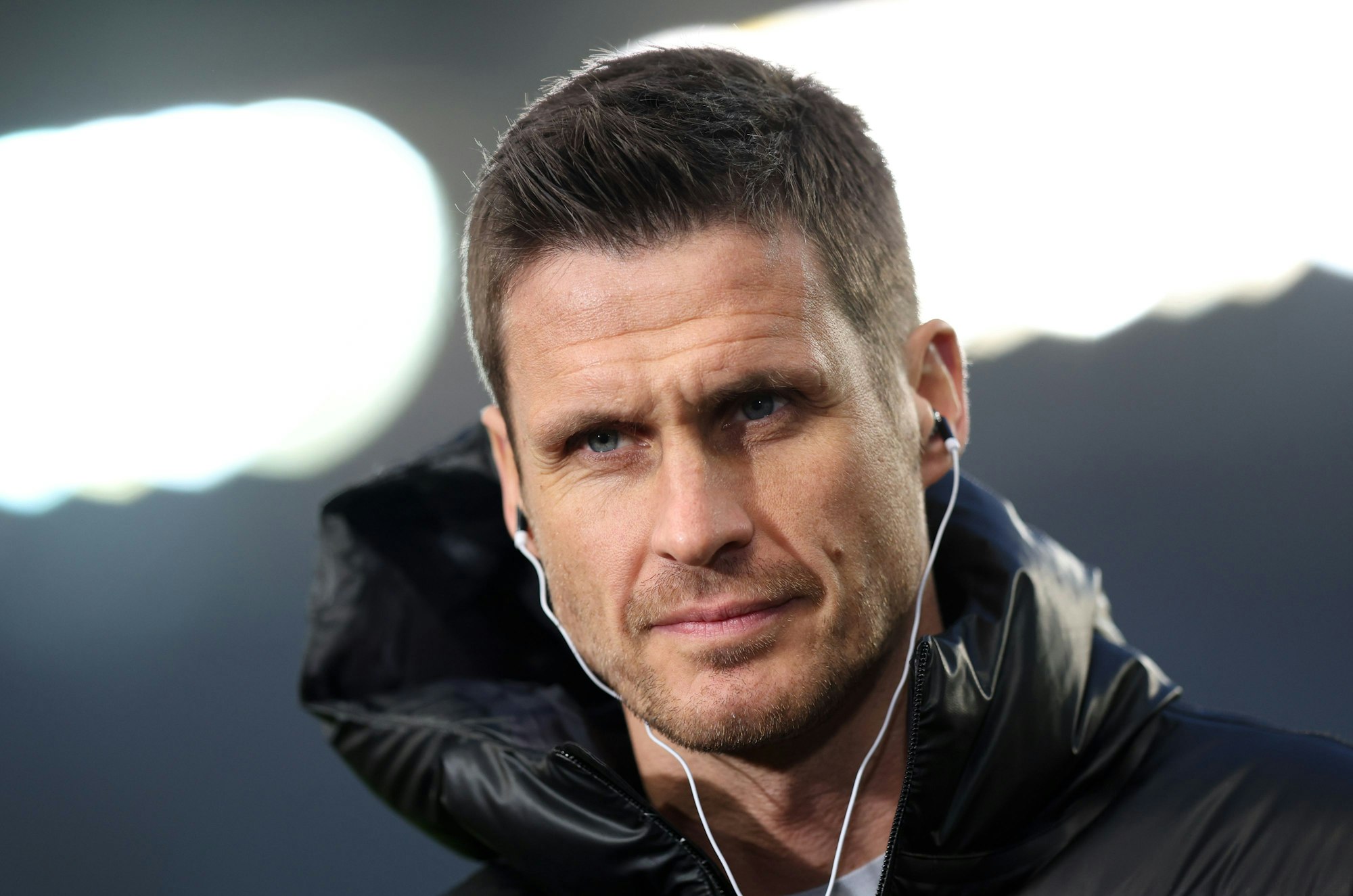 Sebastian Kehl, Leiter Profiabteilung bei Borussia Dortmund, vor dem Spiel beim Interview.