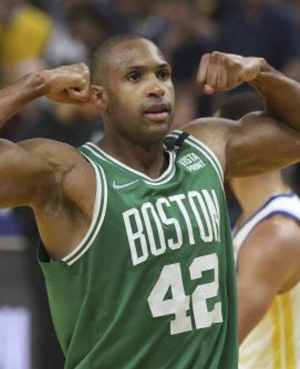 Al Horford zeigt seine Oberarmmuskeln.