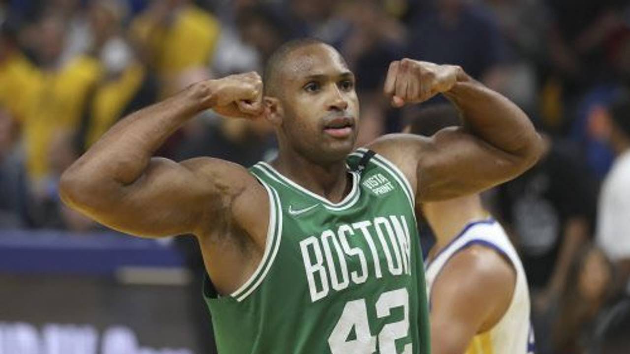 Al Horford zeigt seine Oberarmmuskeln.