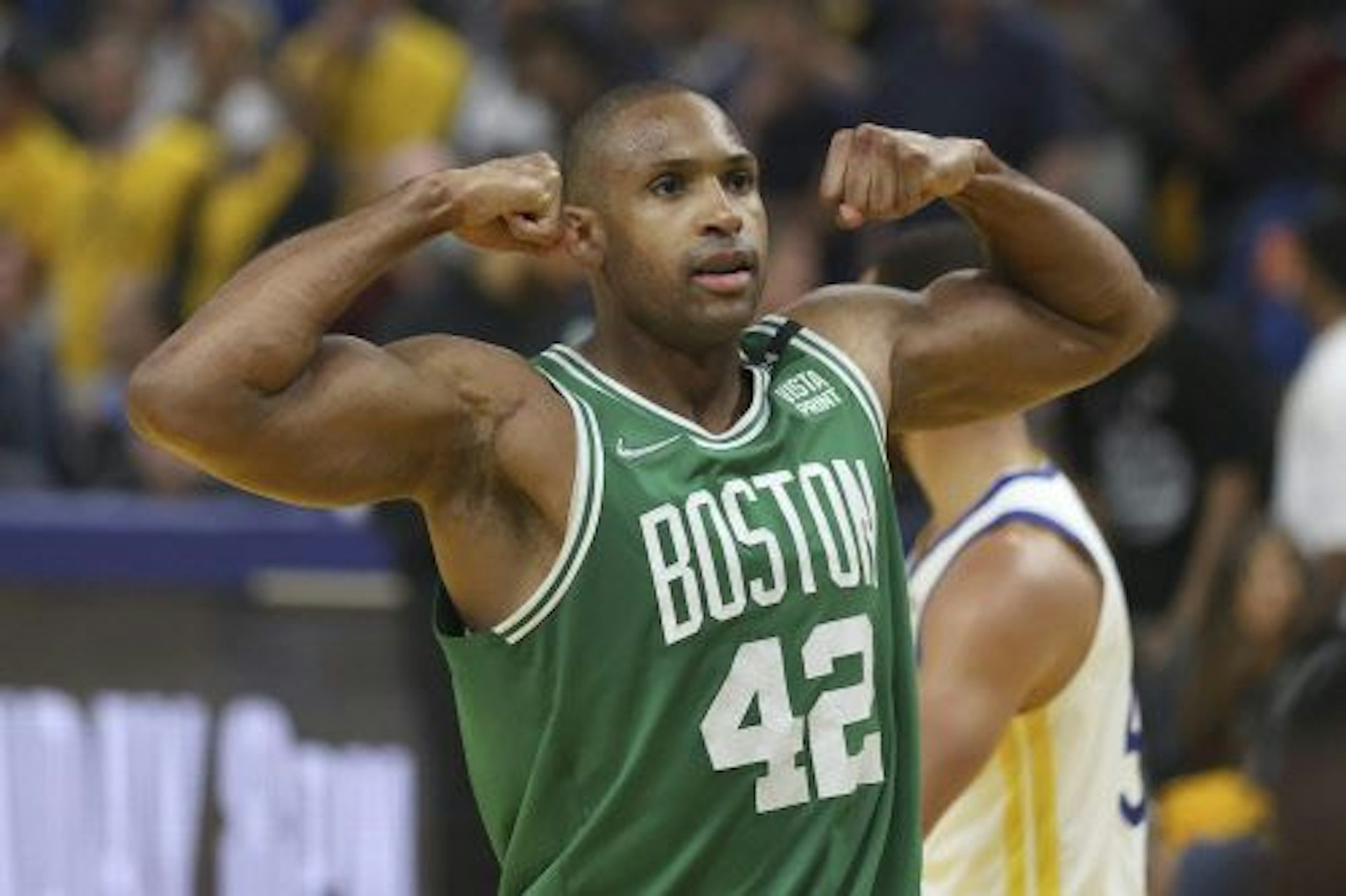 Al Horford zeigt seine Oberarmmuskeln.