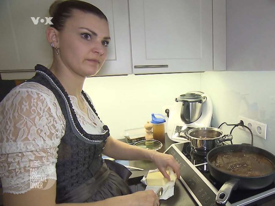Im großen Finale von „Das perfekte Dinner“ auf Vox, gerät Gastgeberin Steffi am Herd unter Stress.