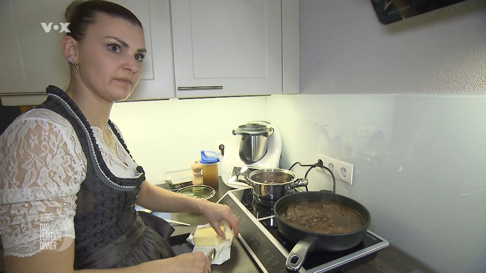 Im großen Finale von „Das perfekte Dinner“ auf Vox, gerät Gastgeberin Steffi am Herd unter Stress.