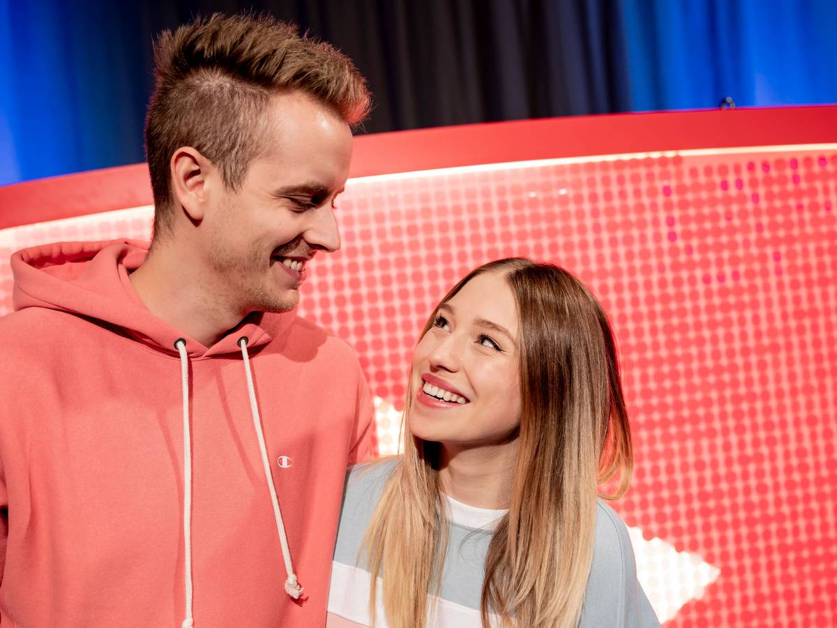 Das YouTuber-Paar Julian «Julienco» Claßen und Bianca «Bibi» Claßen schauen sich beim YouTube-Jahresrückblick 2018 im YouTube Space Berlin vor einem YouTube-Logo an.