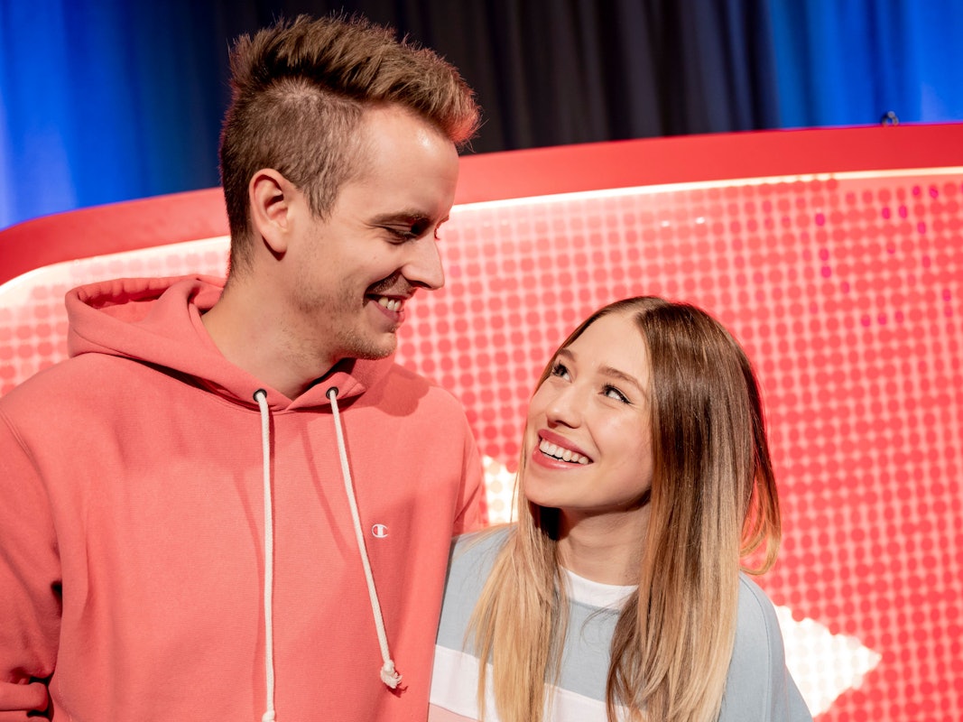 Das YouTuber-Paar Julian «Julienco» Claßen und Bianca «Bibi» Claßen schauen sich beim YouTube-Jahresrückblick 2018 im YouTube Space Berlin vor einem YouTube-Logo an.