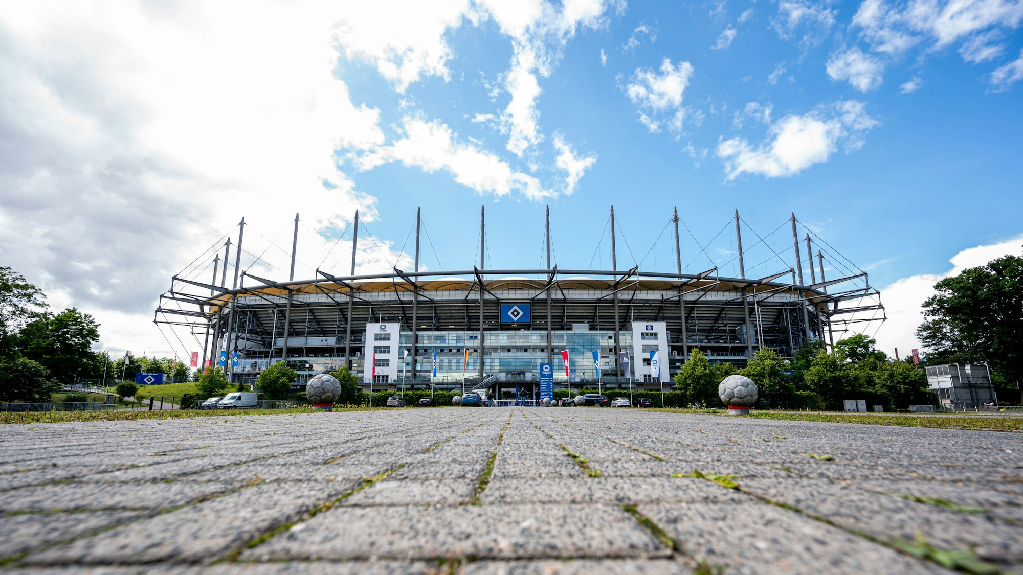 Wolken ziehen über das Volksparkstadion.