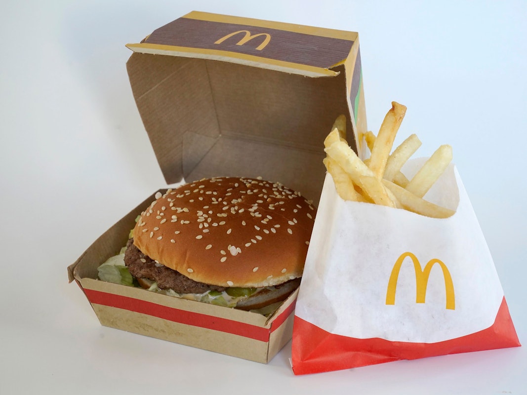Eine McDonald's-Bestellung sorgt in den USA derzeit für einen Skandal. Unser Foto zeigt ein McDonald's-Menü aus den USA im April 2022.