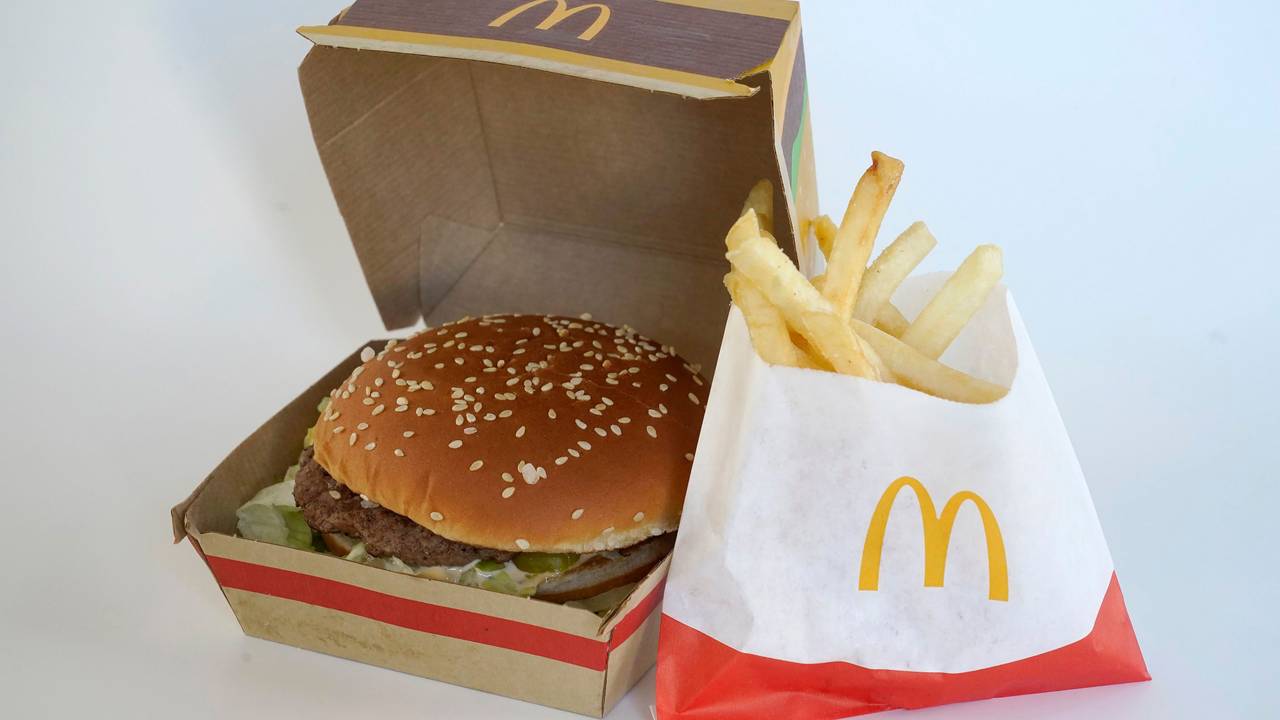 Eine McDonald's-Bestellung sorgt in den USA derzeit für einen Skandal. Unser Foto zeigt ein McDonald's-Menü aus den USA im April 2022.