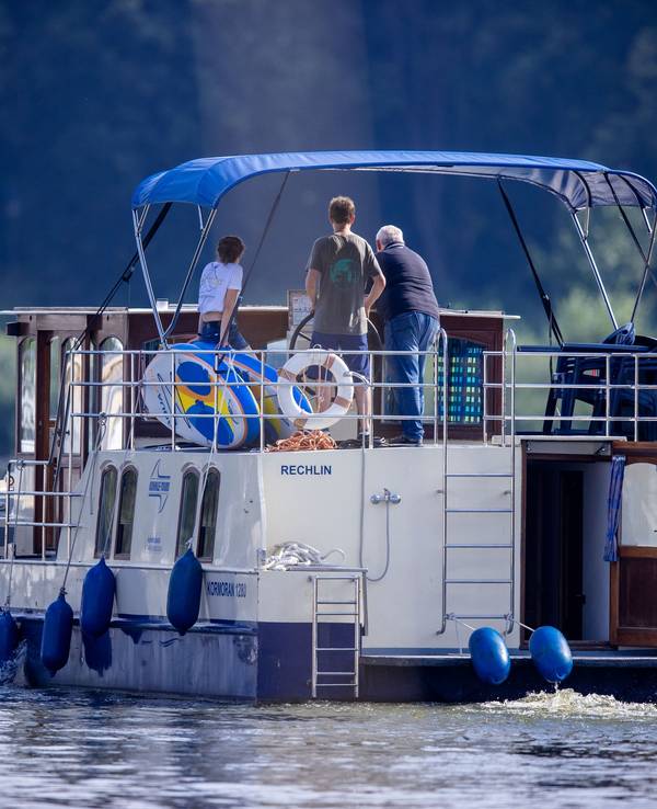 Einführungskurs auf einem Hausboot im Müritz-Hafen.