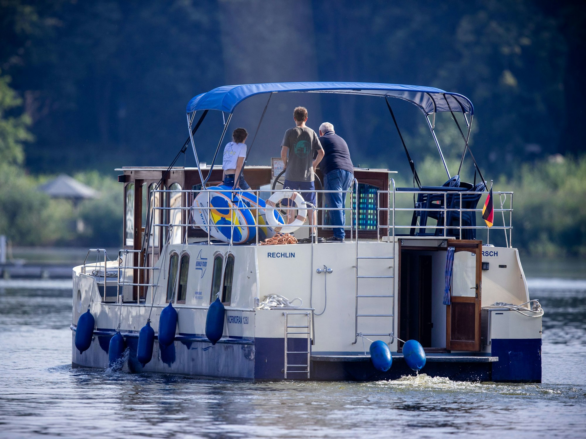 Einführungskurs auf einem Hausboot im Müritz-Hafen.