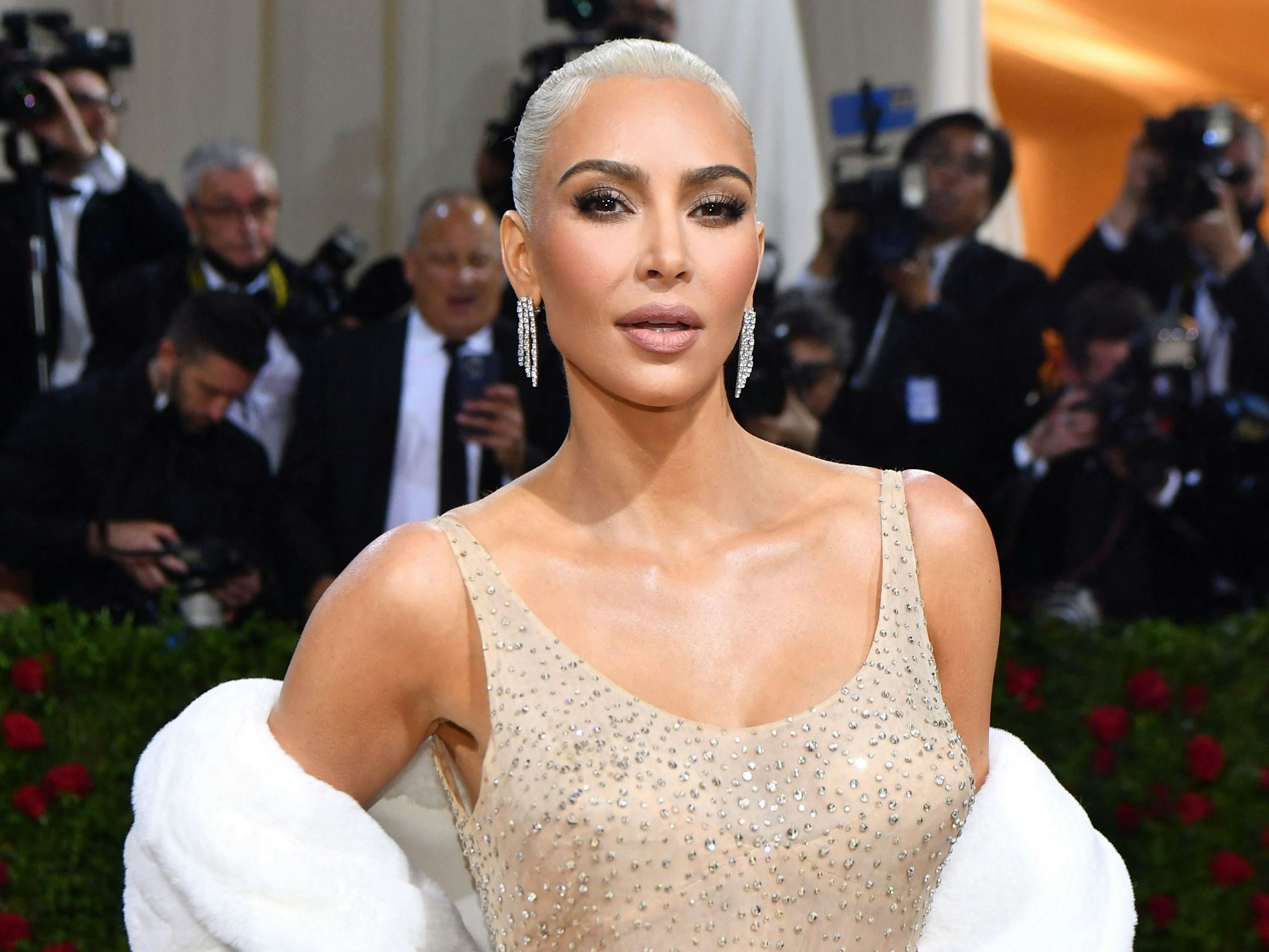 Kim Kardashian posiert auf dem Roten Teppich der Met Gala in New York City.