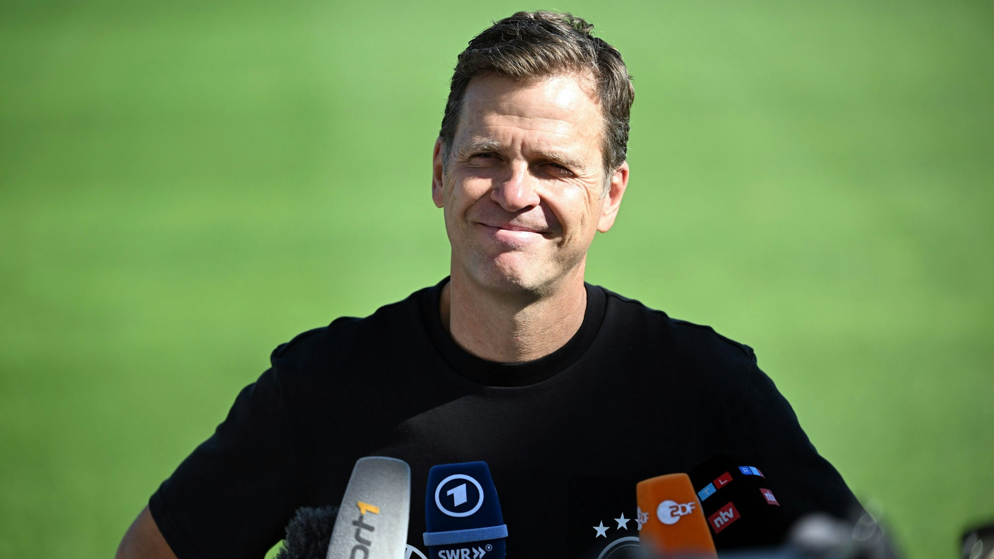 Oliver Bierhoff, Direktor Nationalmannschaften und Akademie, gibt ein Interview.