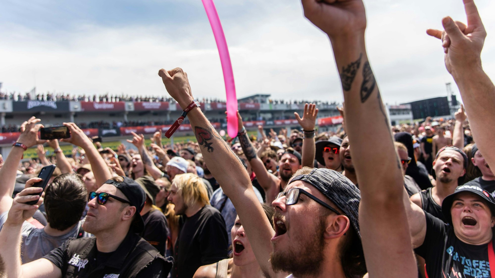Zahlreiche Fans bejubeln den Festivalstart von Rock am Ring 2022 am Nürburgring.