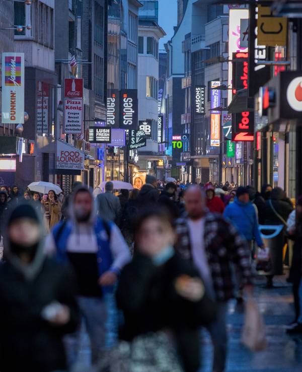 Die Hohe Straße in Köln am Abend. Die Modekette Orsay schließt bereits Ende Juni alle Filialen in Deutschland.