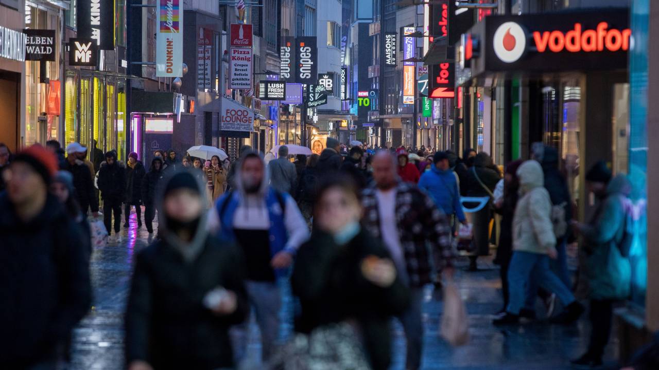 Die Hohe Straße in Köln am Abend. Die Modekette Orsay schließt bereits Ende Juni alle Filialen in Deutschland.