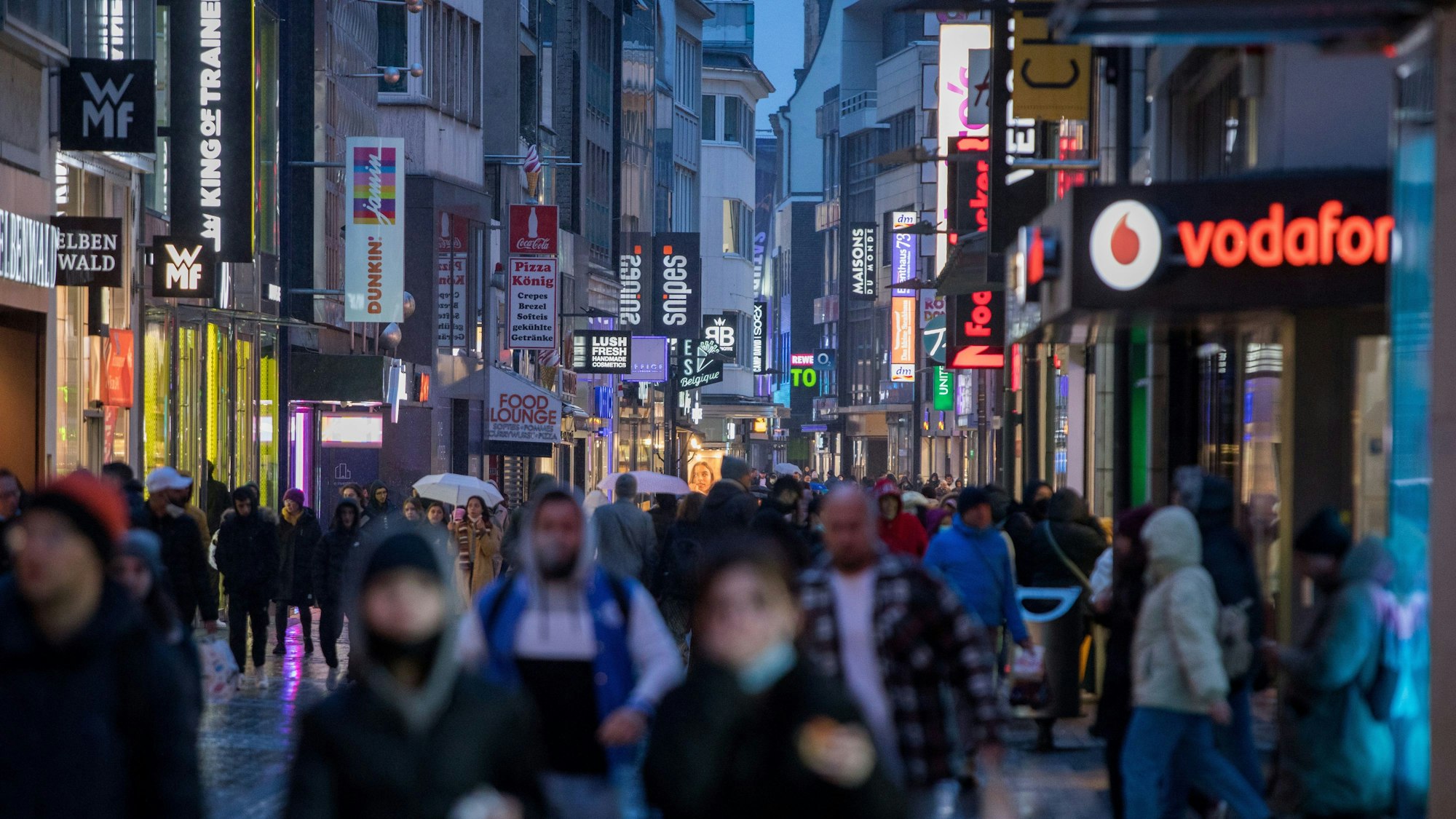 Die Hohe Straße in Köln am Abend. Die Modekette Orsay schließt bereits Ende Juni alle Filialen in Deutschland.