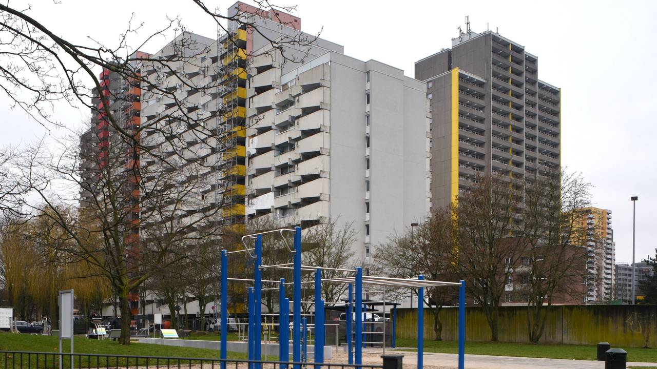 Hohe Wohnbauten in Köln-Chorweiler hinter einem Spielplatz.