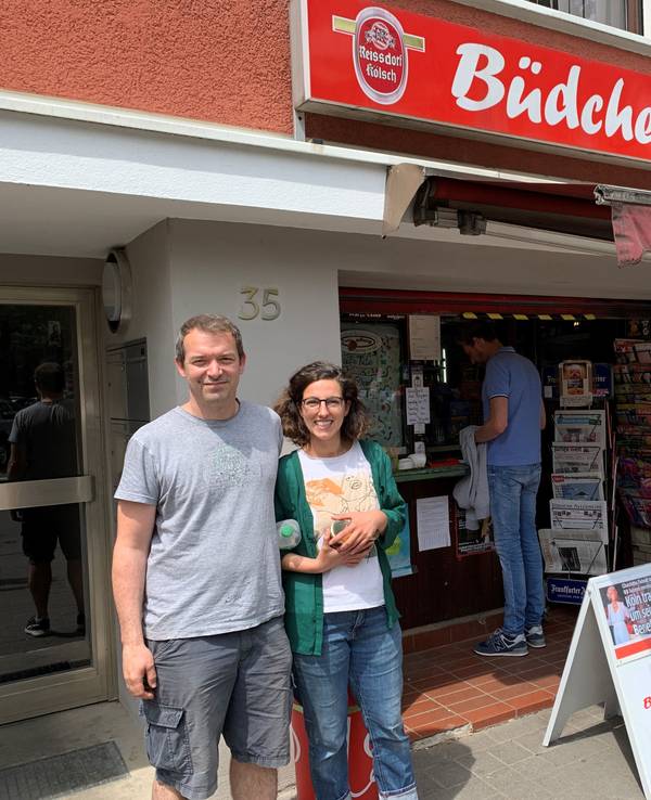Andreas und Melanie Kärber vor ihrem Büdchen am Eierplätzchen
