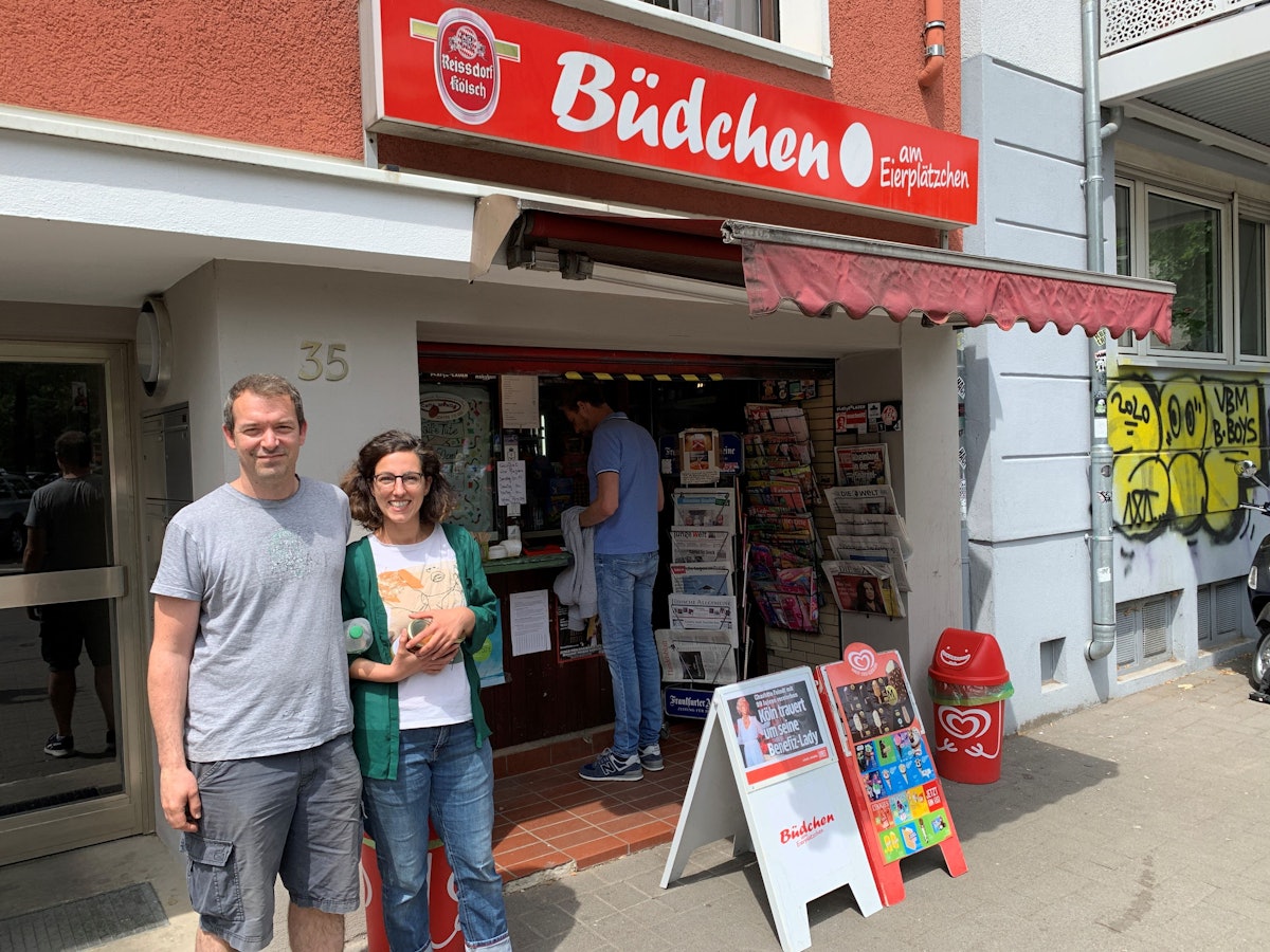 Andreas und Melanie Kärber vor ihrem Büdchen am Eierplätzchen