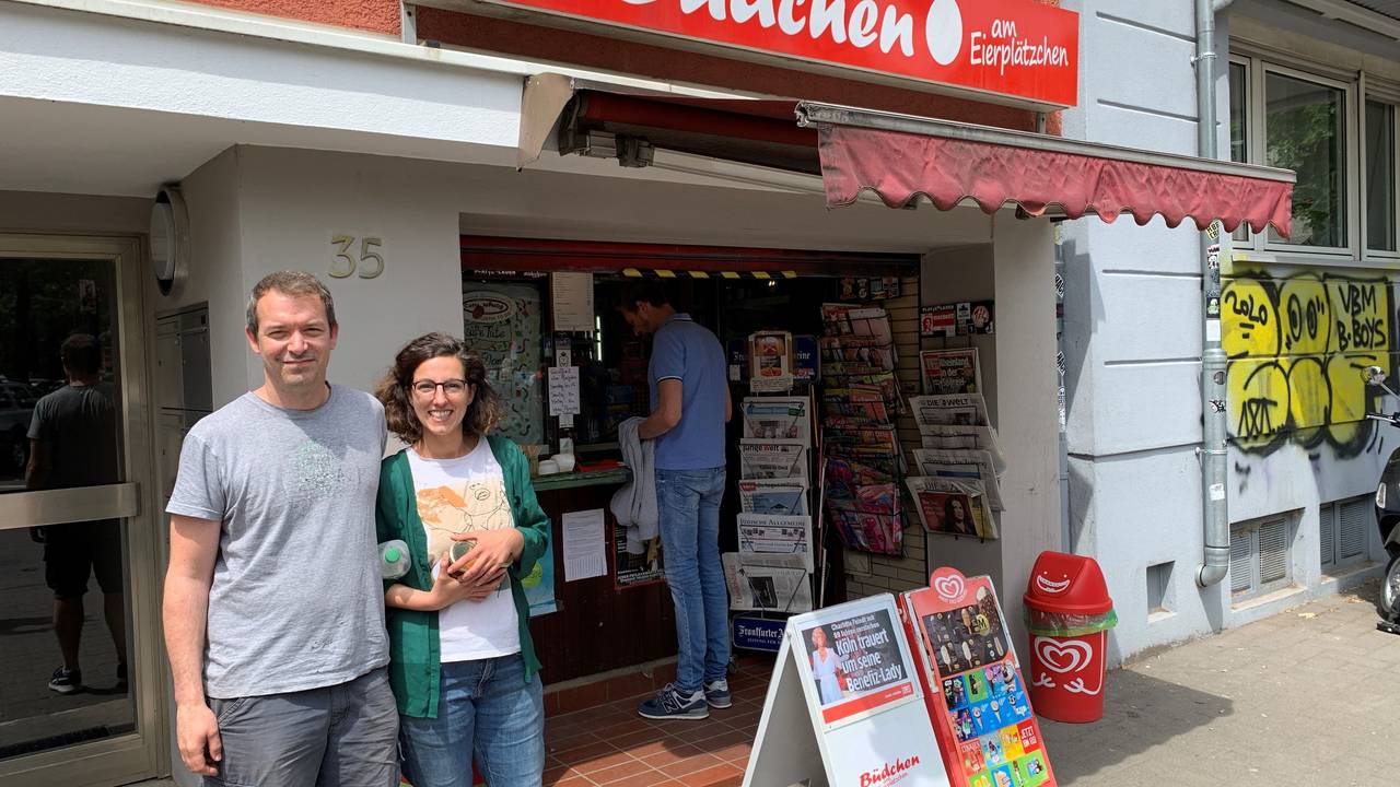 Andreas und Melanie Kärber vor ihrem Büdchen am Eierplätzchen