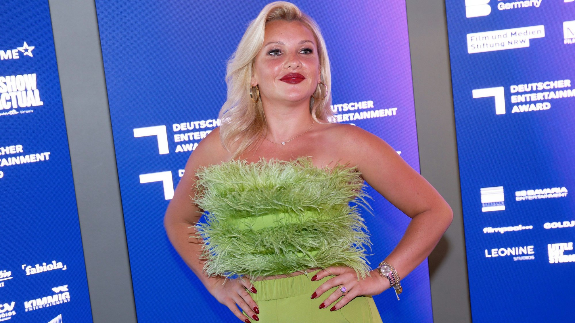 Reality-TV-Darstellerin Evelyn Burdecki kommt zur Verleihung des ersten Deutschen Entertainment Awards (DEA) in Köln.