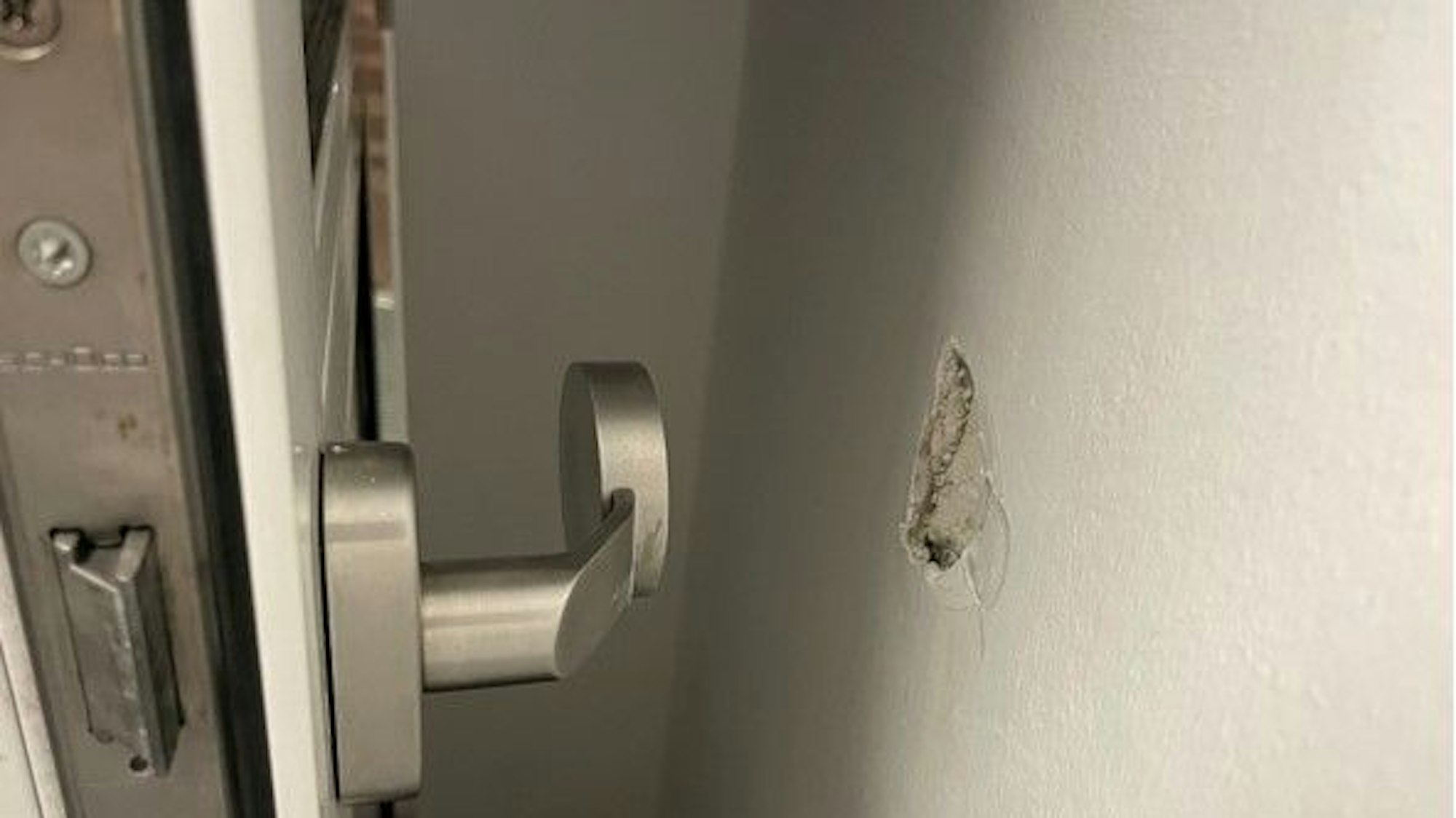 Der Türgriff wurde so stark gegen die Wand geschmettert, dass dort nun ein Loch ist.
