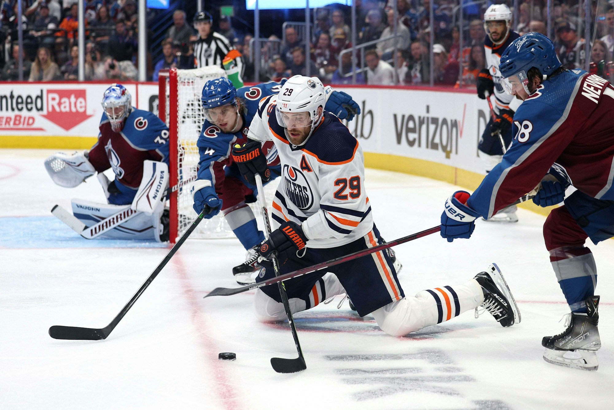 Zweikampf zwischen Bowen Byram (links), Leon Draisaitl (Mitte) und Alex Newhook.
