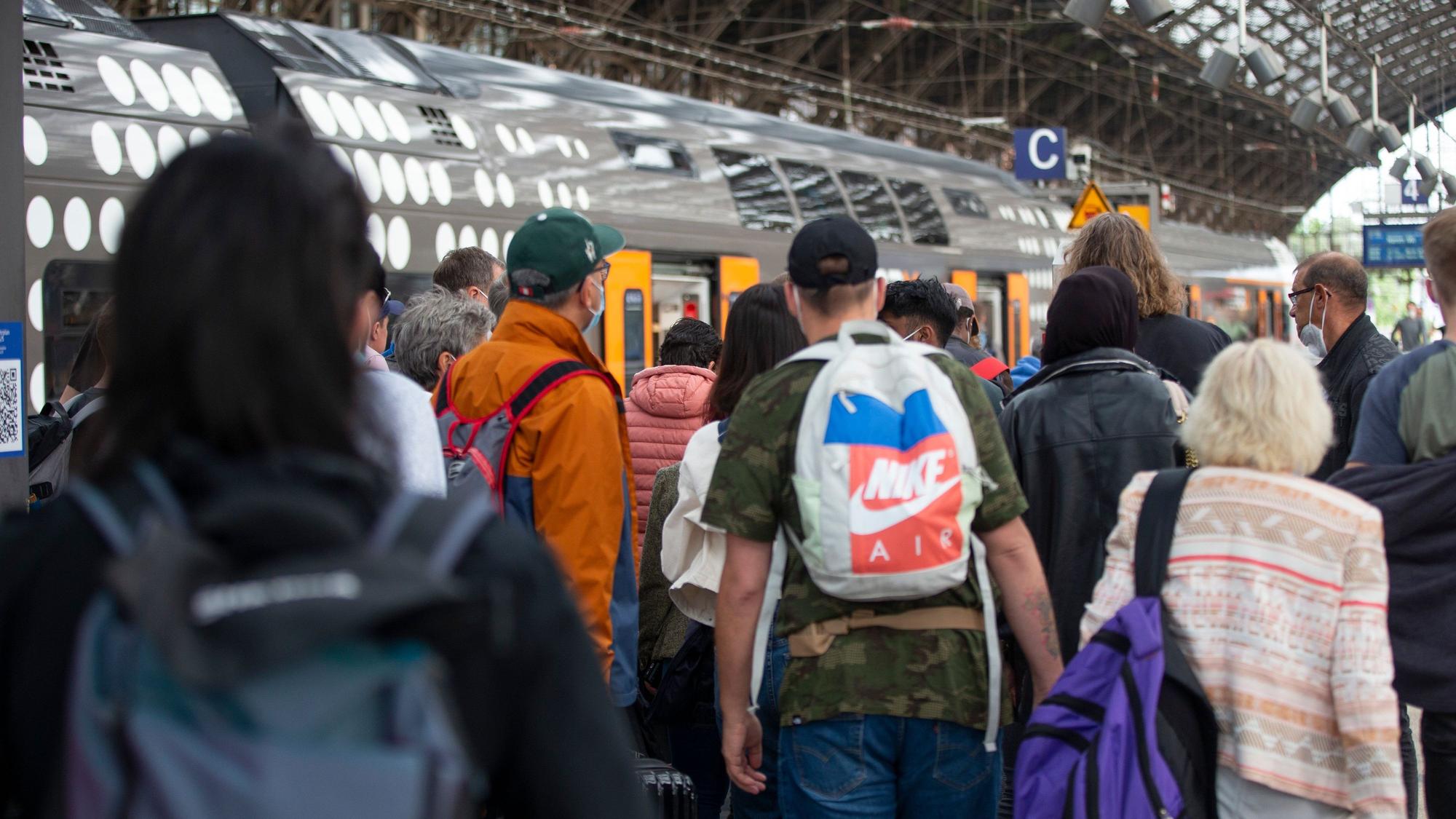 Fahrgäste steigen dichtgedrängt am Hauptbahnhof in eine Regionalbahn ein.
