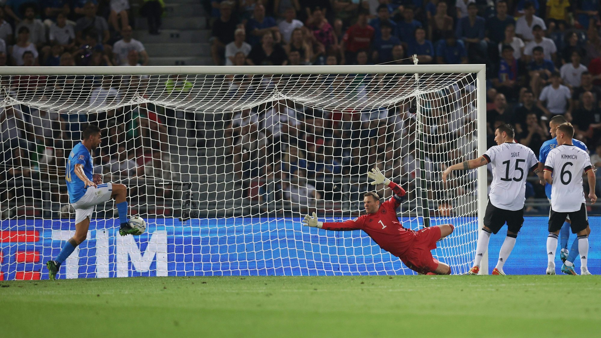 Lorenzo Pellegrini trifft gegen Manuel Neuer.