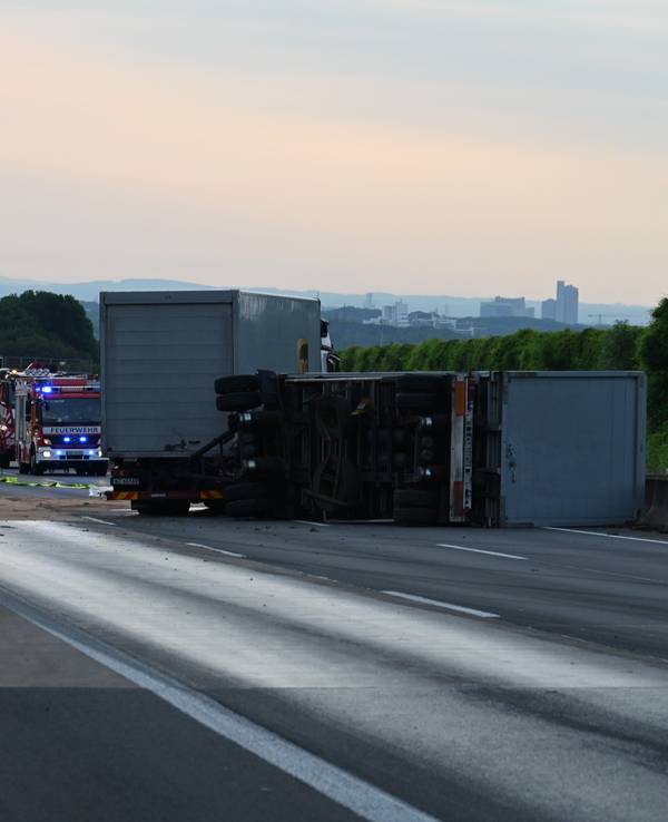 Lkw liegt auf der A4 bei Köln. Dahinter staut sich der Verkehr.
