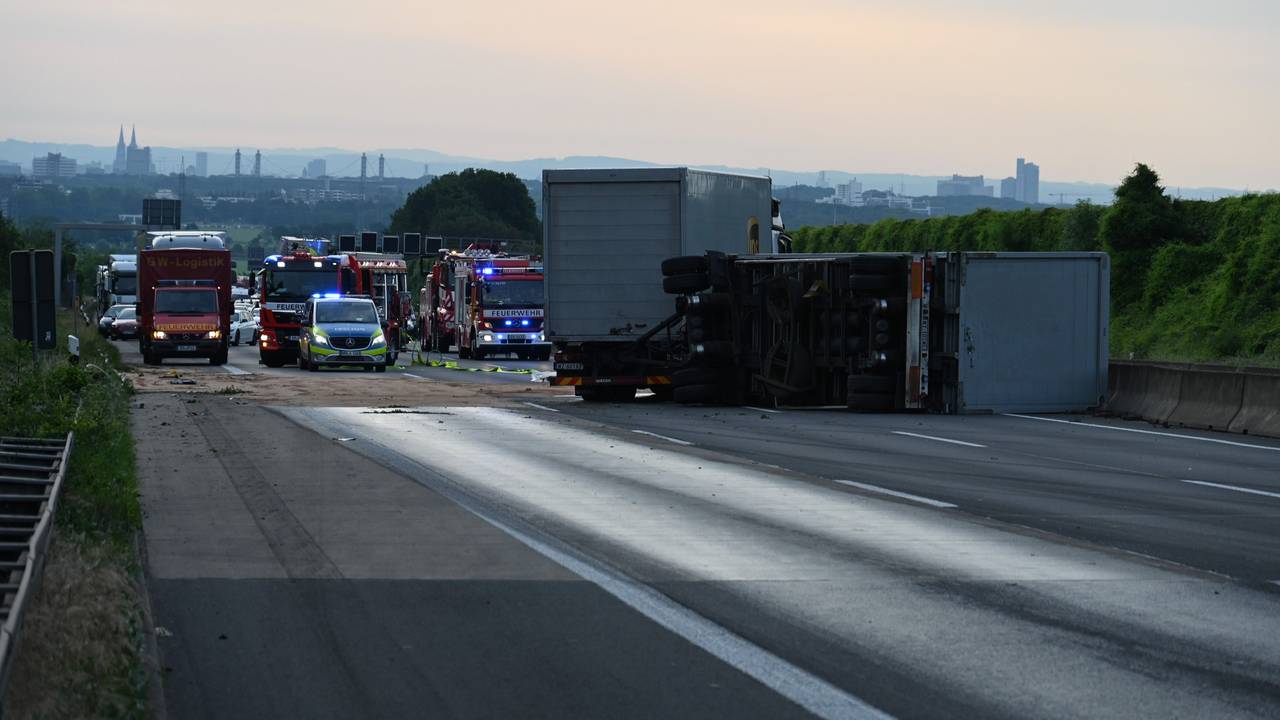 Lkw liegt auf der A4 bei Köln. Dahinter staut sich der Verkehr.